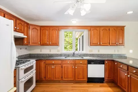 Kitchen - 20 Josiah Dr, Upton, MA 01568 photo 5 of 8