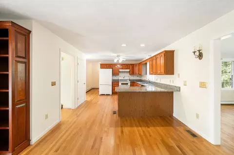 Kitchen - 20 Josiah Dr, Upton, MA 01568 photo 2 of 8
