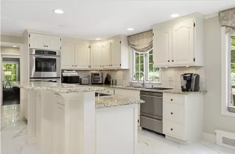 10 Donnelly Dr, Medfield, MA 02052