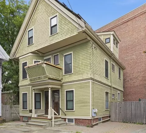 6 Porter Cir, Cambridge, MA 02140