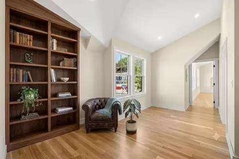 Entry Way - 10 Naugus Ave, Marblehead, MA 01945 photo 6 of 7