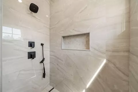 Bath - 10 Naugus Ave, Marblehead, MA 01945 photo 3 of 7