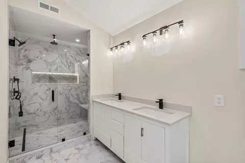 Bath - 10 Naugus Ave, Marblehead, MA 01945 photo 2 of 7