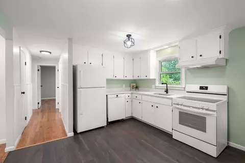 Entry Way - 188 Moss Rd, Springfield, MA 01119 photo 2 of 3