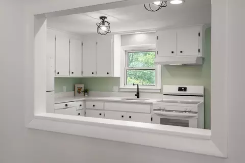Kitchen - 188 Moss Rd, Springfield, MA 01119 photo 1 of 3