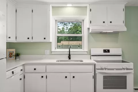 Kitchen - 188 Moss Rd, Springfield, MA 01119 photo 2 of 3