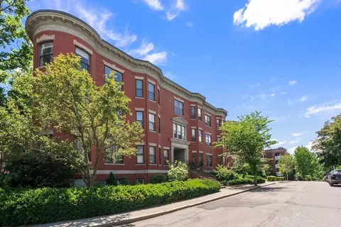 16 Garrison Rd #8, Brookline, MA 02445
