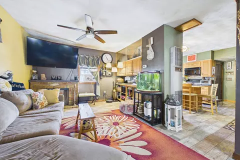 Living - 7 Wayne St, Fairhaven, MA 02719 photo 2 of 5