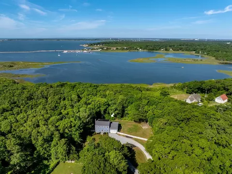 3 Barrett Dr, Mattapoisett, MA 02739