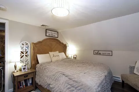 Bedroom - 2795 Cranberry Hwy, Wareham, MA 02571 photo 3 of 5