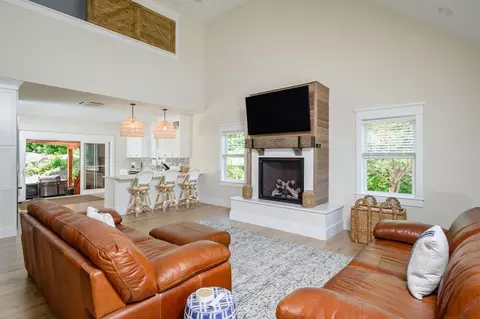 Living - 7 Laurel St, Hingham, MA 02043 photo 1 of 6
