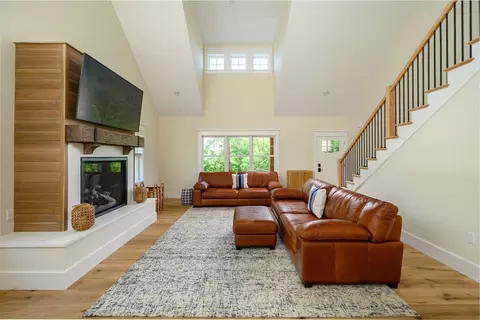 Living - 7 Laurel St, Hingham, MA 02043 photo 3 of 6