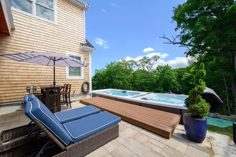 Exterior - 7 Laurel St, Hingham, MA 02043 photo 7 of 9