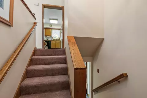 Entry Way - 386 Sherbert Rd, Ashburnham, MA 01430 photo 2 of 4