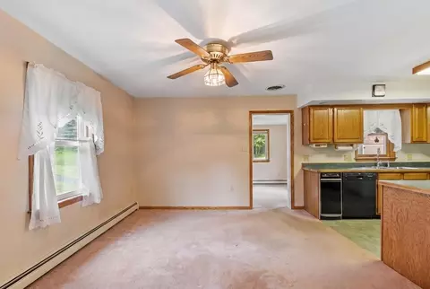 Living - 386 Sherbert Rd, Ashburnham, MA 01430 photo 4 of 5