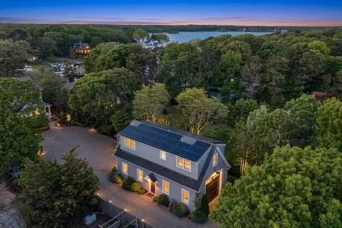 357 Monomoscoy Rd, Mashpee, MA 02649