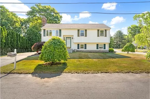 13 Oakdale St, Attleboro, MA 02703