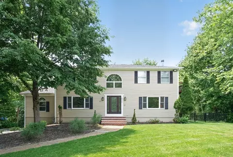 321 Birchbark Dr, Hanson, MA 02341