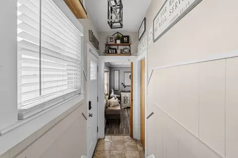 Entry Way - 10 Ash St, Fairhaven, MA 02719 photo 4 of 5