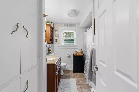 Entry Way - 10 Ash St, Fairhaven, MA 02719 photo 2 of 5