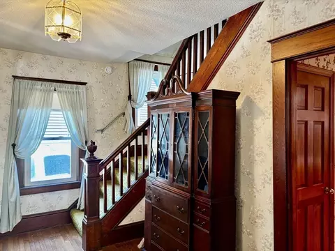 Entry Way - 91 Daviston St, Springfield, MA 01108 photo 4 of 6