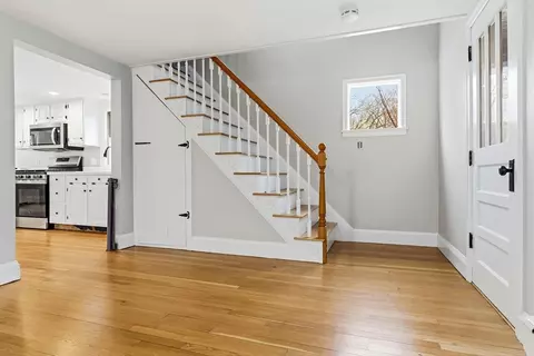 Entry Way - 54 Rabbit Rd, Salisbury, MA 01952 photo 2 of 5