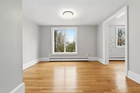 Living - 54 Rabbit Rd, Salisbury, MA 01952 photo 5 of 9