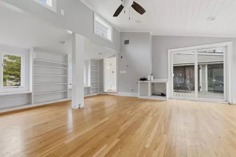 Living - 54 Rabbit Rd, Salisbury, MA 01952 photo 2 of 9