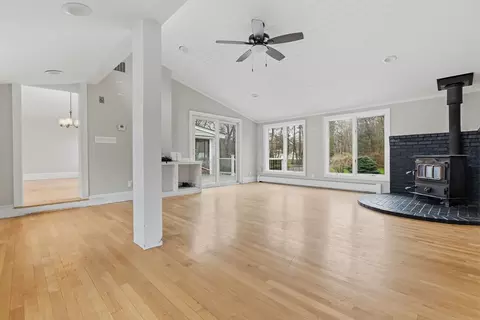 Living - 54 Rabbit Rd, Salisbury, MA 01952 photo 3 of 9
