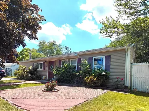 20 Laurie Ln, Lowell, MA 01851