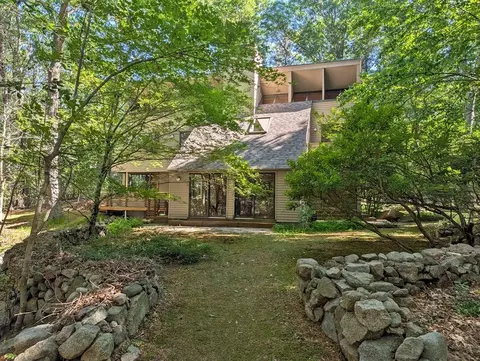 2 High Rock Ln, Hamilton, MA 01982