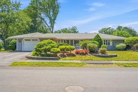 4 Antrim Rd, Peabody, MA 01960