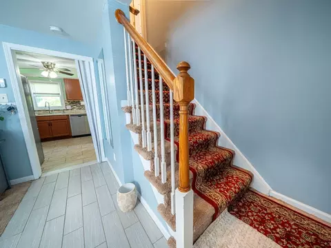 Entry Way - 2 Amesbury St, Worcester, MA 01605 photo 2 of 5