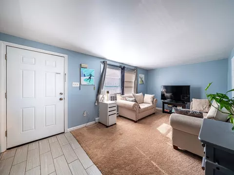 Entry Way - 2 Amesbury St, Worcester, MA 01605 photo 1 of 5
