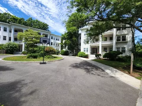 144 Middlesex Rd #2, Chestnut Hill, MA 02467