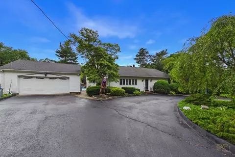 26 Pershing Ave, Acushnet, MA 02743 photo 2
