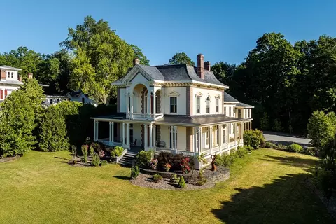 38 Gray St, Amherst, MA 01002