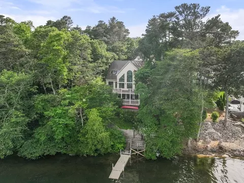 10 Shore Rd, Plymouth, MA 02360