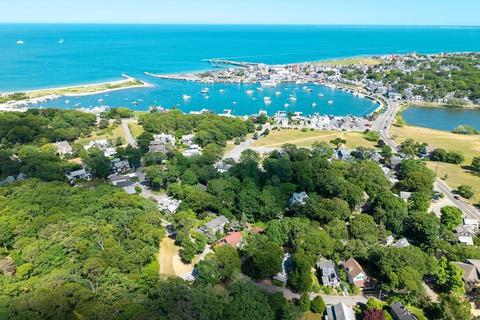27 Laurel Ave, Oak Bluffs, MA 02557