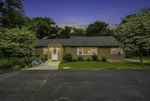 90 Glenview St, Upton, MA 01568
