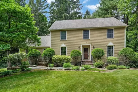 17 Maplewood Rd, Medfield, MA 02052