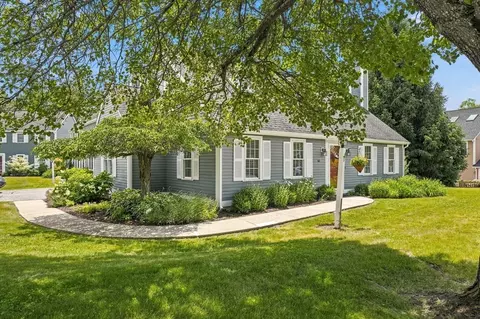 60 Whittier Mdws #60, Amesbury, MA 01913