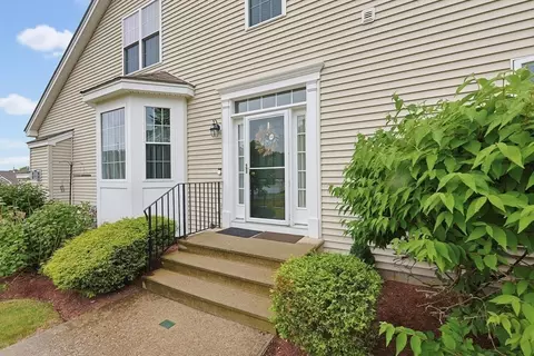 74 Buttercup Ln #74, Grafton, MA 01560
