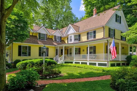 319 Oakland St, Wellesley, MA 02481