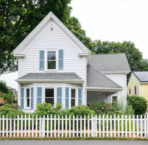 121 Linden St, Hamilton, MA 01982