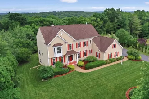 35 Howarth Dr, Upton, MA 01568