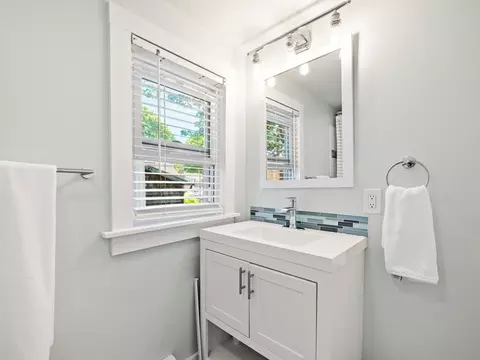 Bath - 57 Overlook Rd, Marblehead, MA 01945 photo 2 of 3