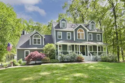 8 Upton St, Dunstable, MA 01827