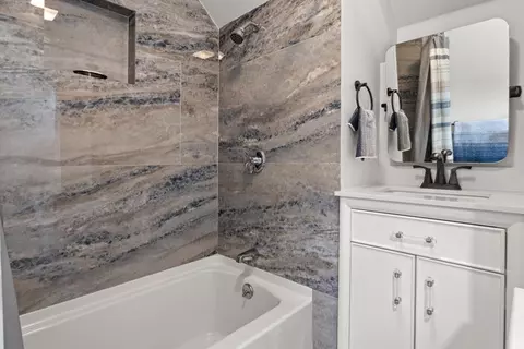 Bath - 30 Chapel St #B, Gloucester, MA 01930 photo 1 of 4