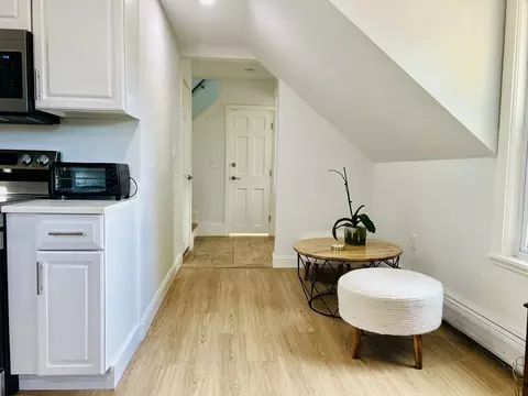Entry Way - 30 Chapel St #B, Gloucester, MA 01930 photo 4 of 5